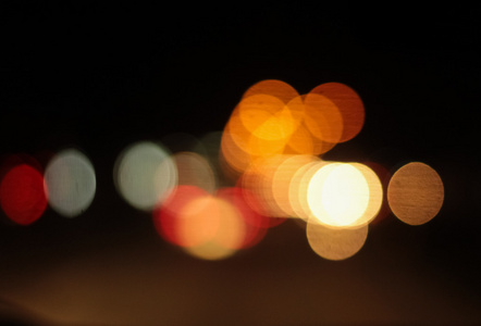 抽象的夜晚交通散景背景与焦灯