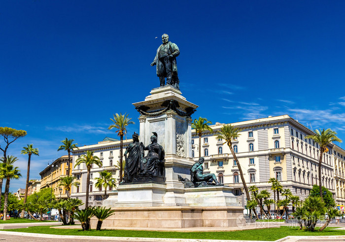 加富尔在其名称在罗马广场上的纪念碑