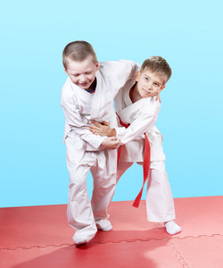 幼儿武术在幼儿园的孩子们受过训练的柔道技术照片