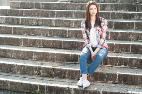 有吸引力的女性，到户外放松的休闲服装