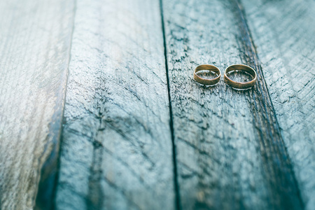 木制背景上的结婚戒指