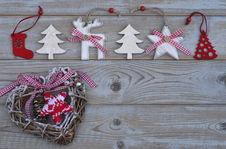 与白色和红色的圣诞装饰，由木头制成的灰色空副本空间木制背景