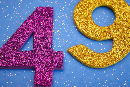 周年数字四十九银色在红色背景上的颜色.anniversar