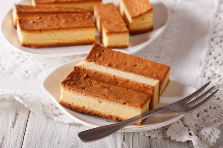 castela美味的日本蛋糕卡苏特拉靠近桌子. 水平水平照片