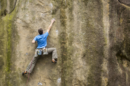 运动员爬上岩石的绳索