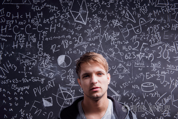 学生对大的黑板上用数学符号