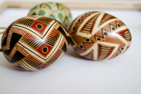 手工彩绘的复活节彩蛋。关闭。传统的多彩 Pysanka