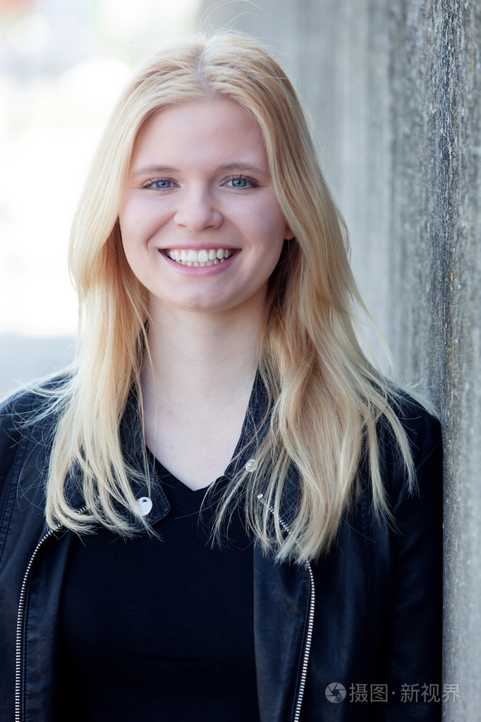 年轻漂亮的金发女人在户外