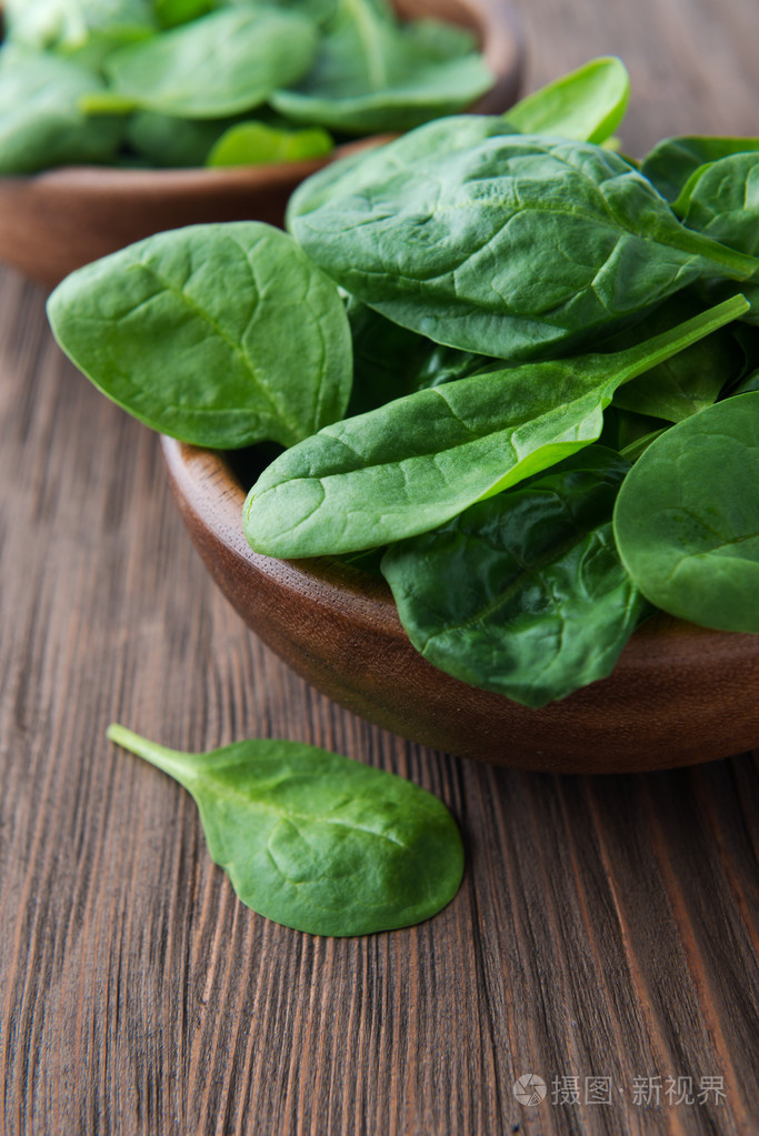 在一个碗中的新鲜菠菜照片-正版商用图片1nkq30-摄图新视界