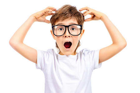 惊讶的聪明的男孩照片