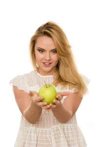 年轻漂亮的女孩与苹果在白色背景上孤立的手中