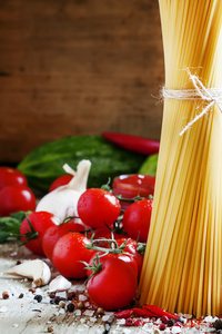 意大利干意面，意大利通心粉配西红柿和新鲜草药