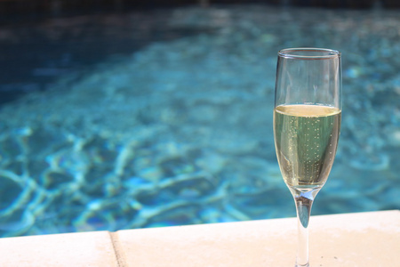 游泳池旁的香槟