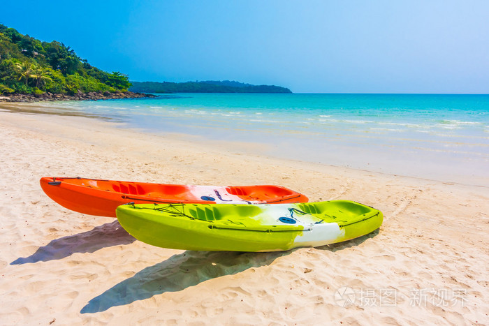 多彩的独木舟船上海滩