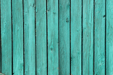 老绿色搭起的木板围栏