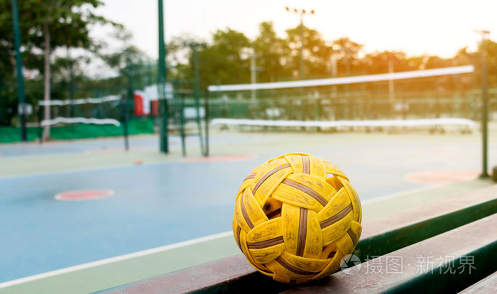 在法院附近的小摊上的藤球逐步球