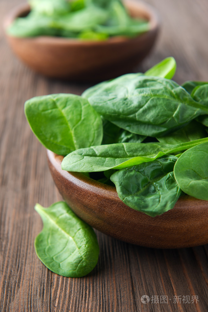 在一个碗中的新鲜菠菜照片-正版商用图片1nkuge-摄图新视界