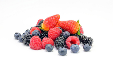黑莓覆盆子草莓蓝莓水果混合照片