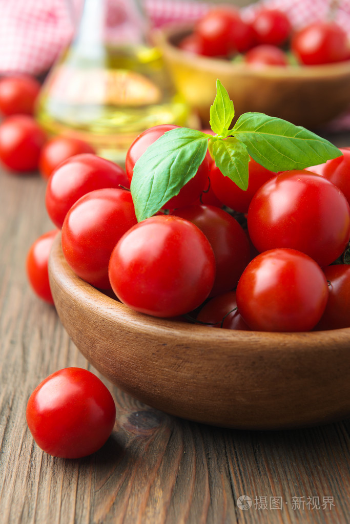 在木桌上樱桃西红柿