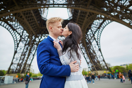 浪漫的情侣接吻只是埃菲尔铁塔