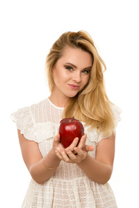 年轻漂亮的女孩与苹果在白色背景上孤立的手中