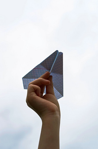 手中的纸飞机