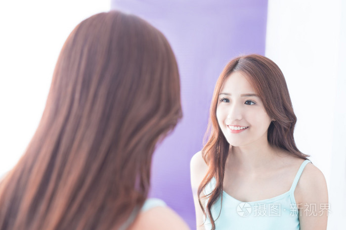 微笑的女人看镜子