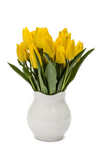从黄色郁金香插在花瓶里，白色的背景上孤立的花束