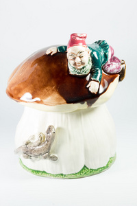 瓷 gnome 和蜥蜴在白色背景上的蘑菇