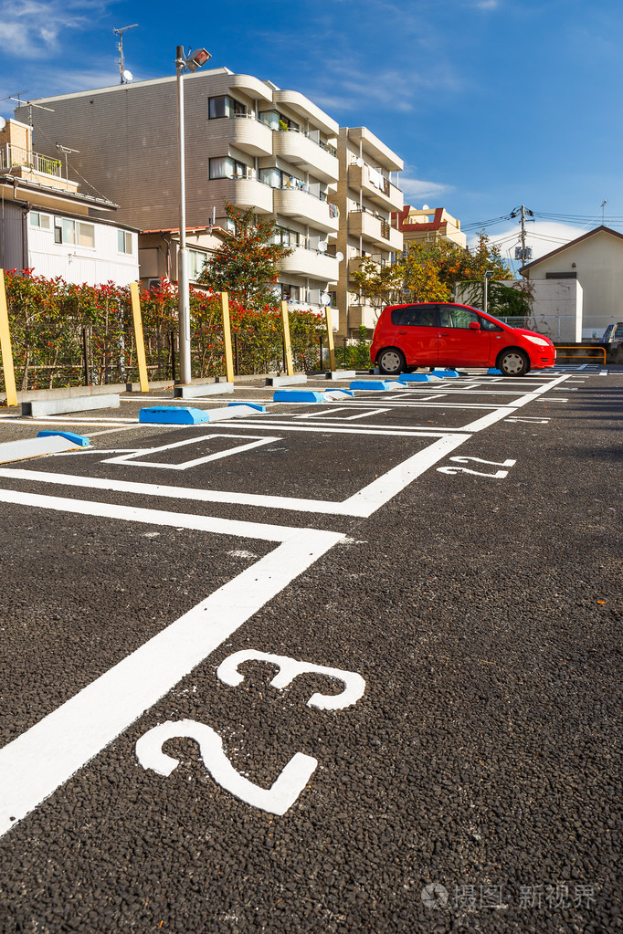 红色汽车的停车场