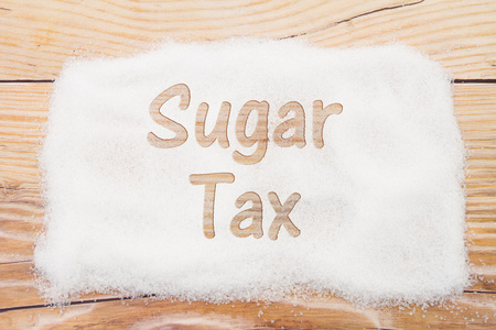 糖与文本销售税对风化木材酒泉的特写镜头