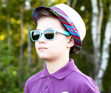 眼镜帽子夏天天树林,户外休息一个自信的小男人时尚风格概念理念,衬衫