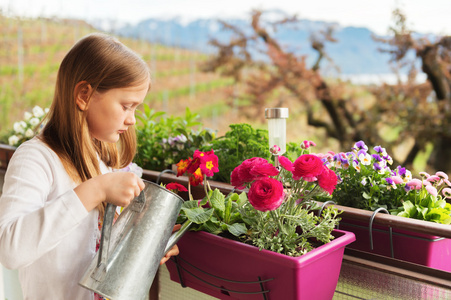 女人孩子浇花图片