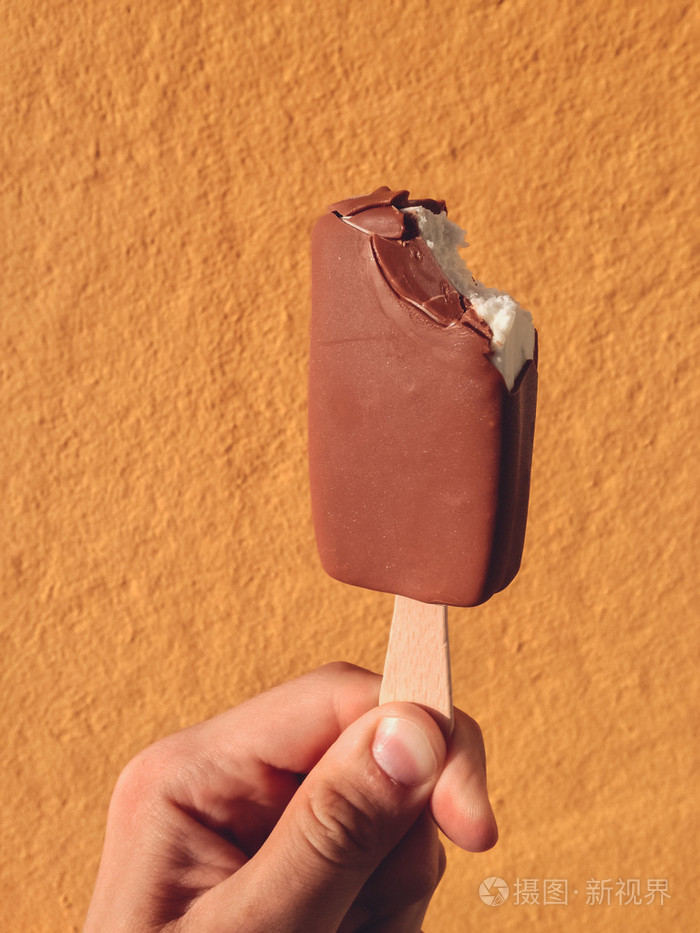 手里拿的冰奶油冰棒