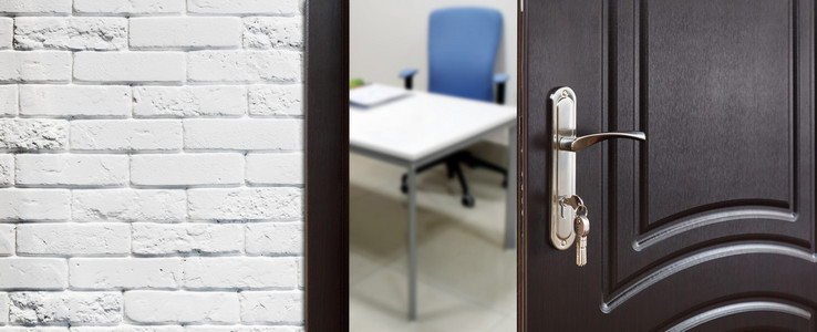 半开的门,欢迎到办公室照片