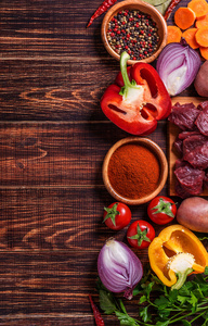 烹饪香草炖牛肉或炖菜烹饪食材 ︰ 生肉, 香草, 香料照片