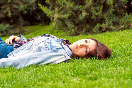 美丽的年轻女子，在草地上休息