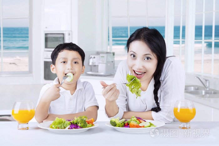 小男孩和他妈妈吃沙拉