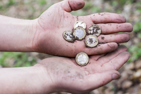 土壤与人类手中的硬币
