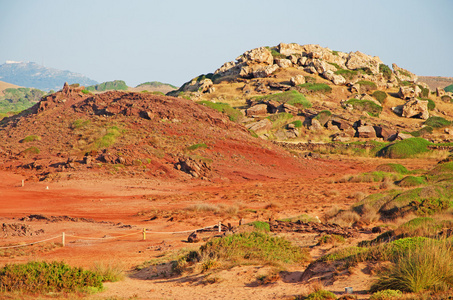 西班牙红沙和岩石上的红沙