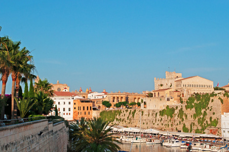 西班牙巴利阿里群岛梅诺卡 该岛前首都 ciutadella de menorca 的老港口和城市城墙的全景