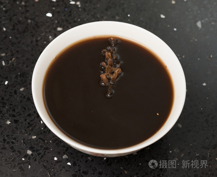 一碗中草药茶