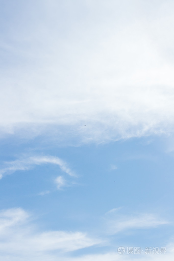 白色的天空和软绵绵的云