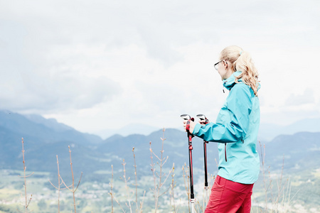 女登山者在山中