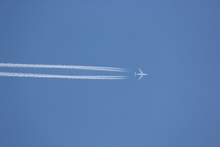 飞机的轨迹对清澈的蓝天