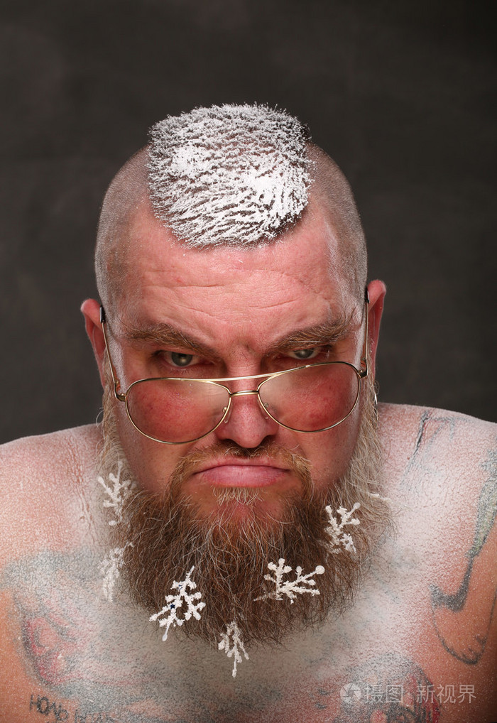 男人戴眼镜的长胡子与雪花的肖像