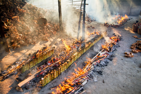 焚烧厂烧饭烤在竹林中。糯米 soa