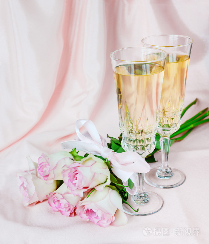 葡萄酒和粉色的玫瑰花