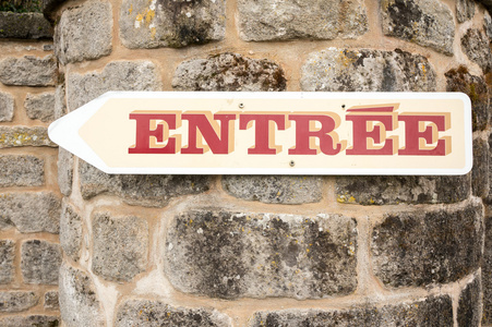 写在意大利语翻译这意味着: 无人值守停车停车场的防火门紧急出口门