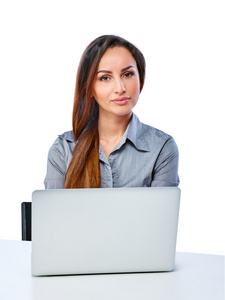 美丽的年轻商业妇女与一台笔记本电脑。白色背景上孤立